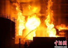 南京一化工廠爆炸：火勢(shì)15米高 4人被灼傷（圖）